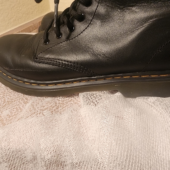 Dr. Martens Child Size 4 - Picture 5 of 9